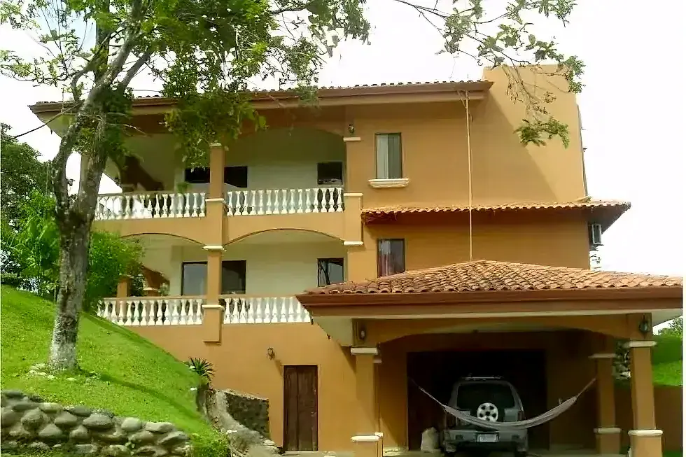 Casa de tres pisos con techo de teja en Playa Hermosa