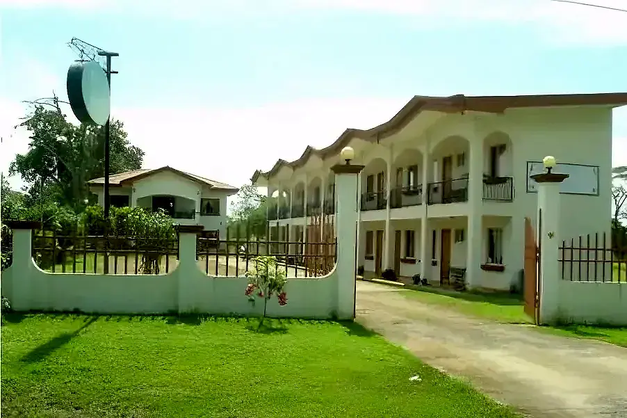 Condominios de dos pisos con arcos en Jacó