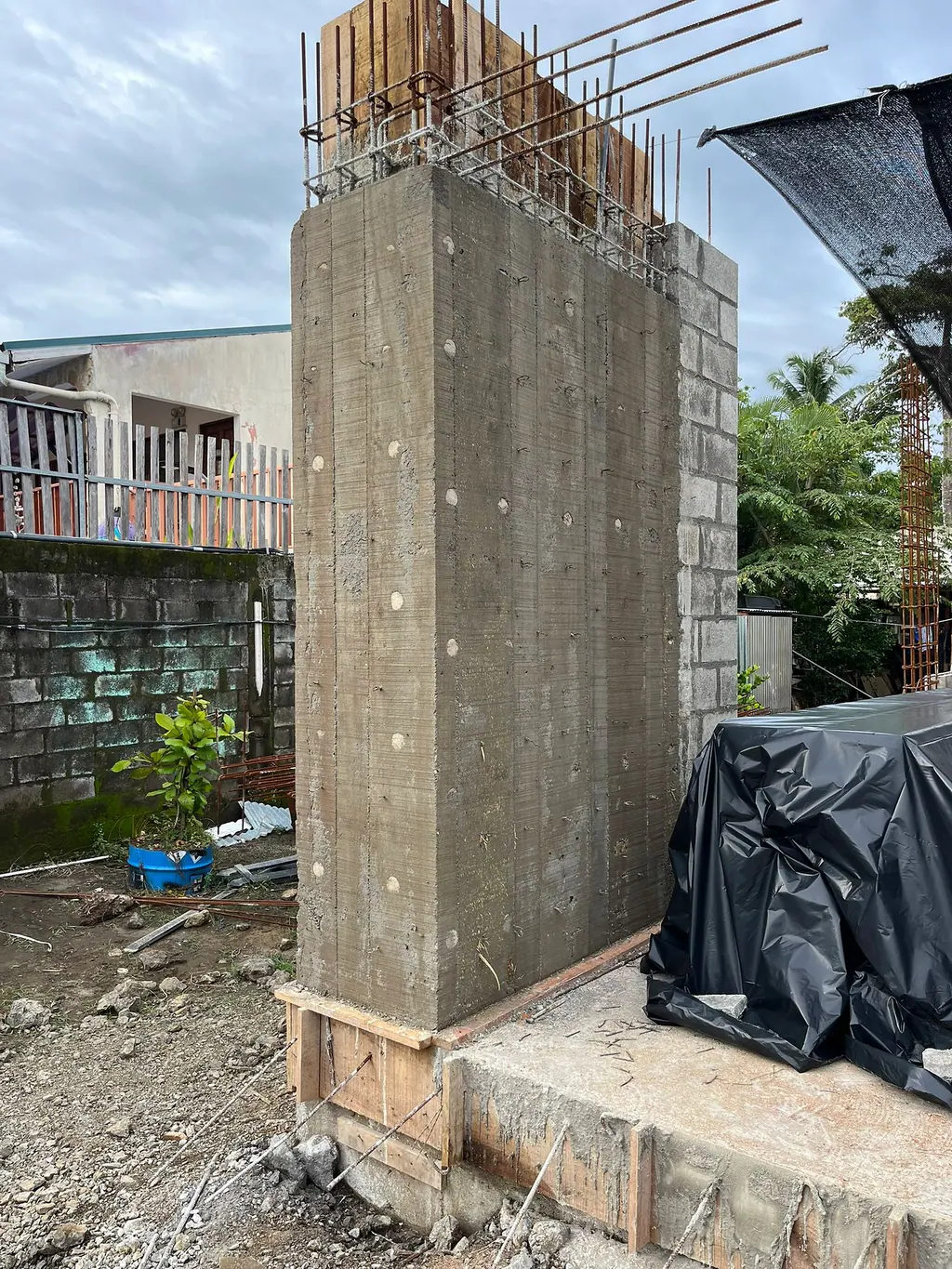 Columna recién chorreada y desencofrada