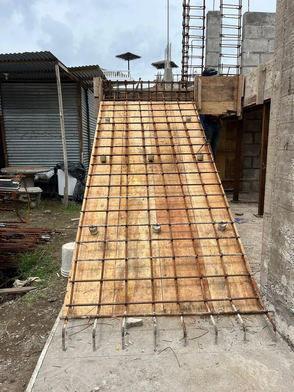 Escalera exterior con formaleta y armadura