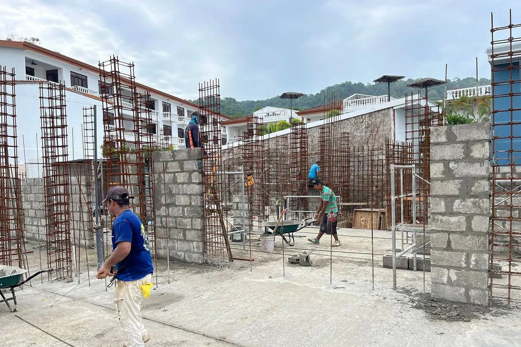 Muros de block con el espacio de las columnas listo para chorrear