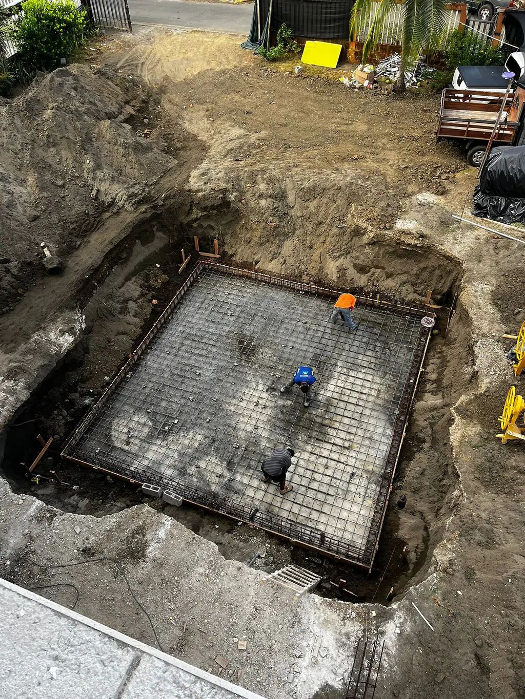 Base de concreto pobre y armadura del fondo