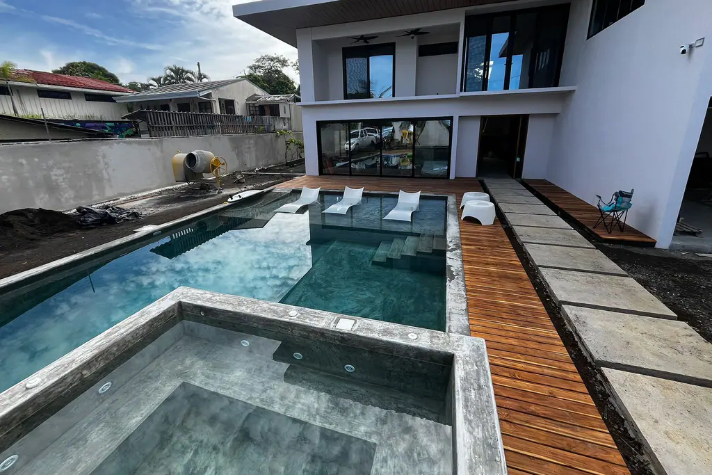 Piscina y jacuzzi frente al edificio