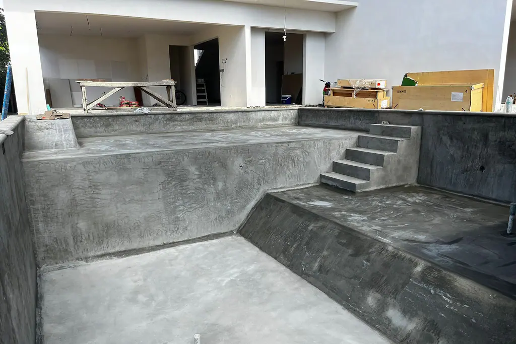 Acabado lujado de la piscina, con gradas