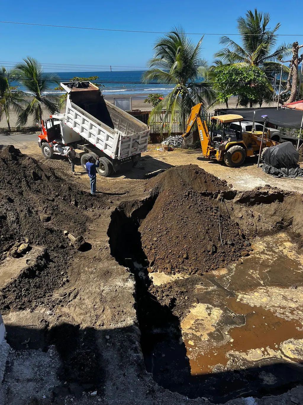 Relleno con material: el nivel freático estaba justo en el fondo de la excavación