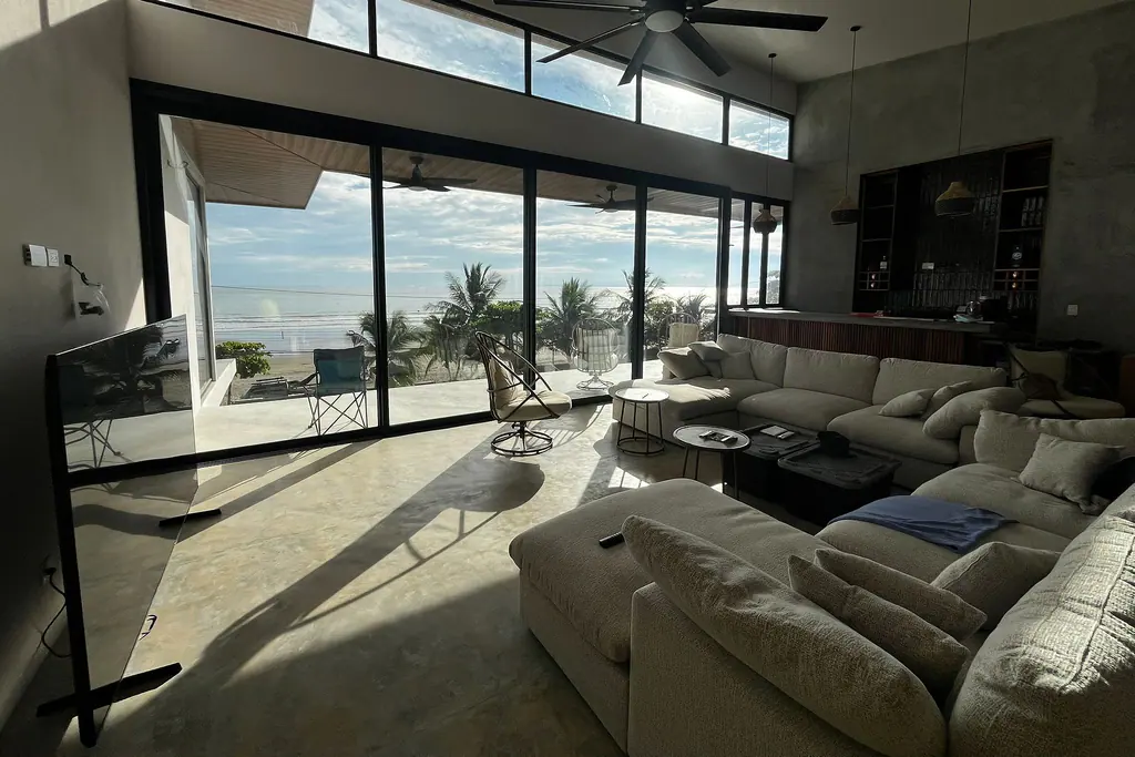 Sala del tercer piso con vista al mar