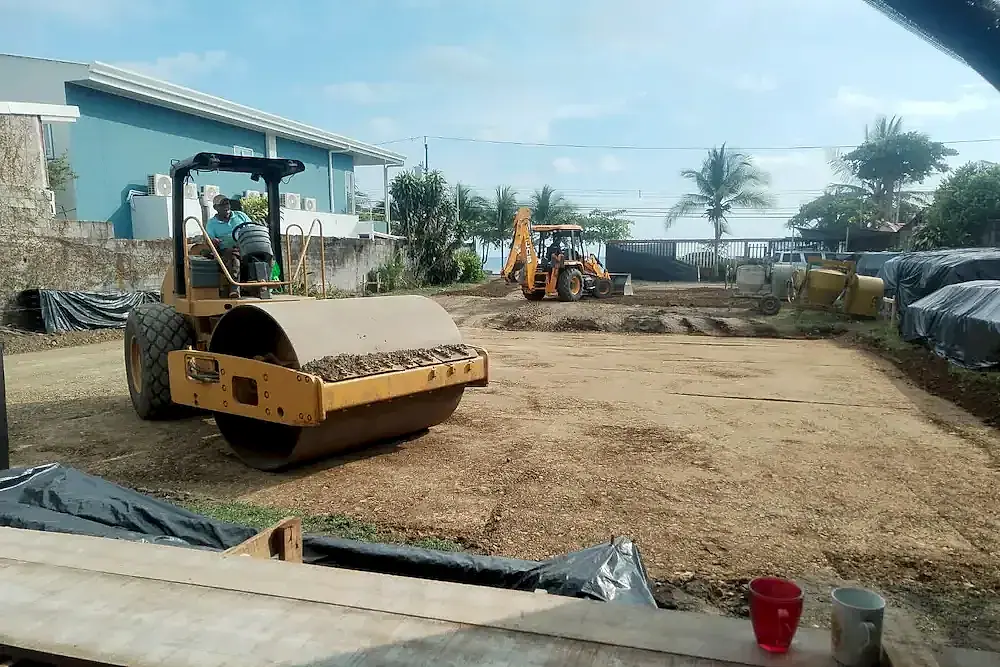 Aplanadora y back hoe preparando el terreno