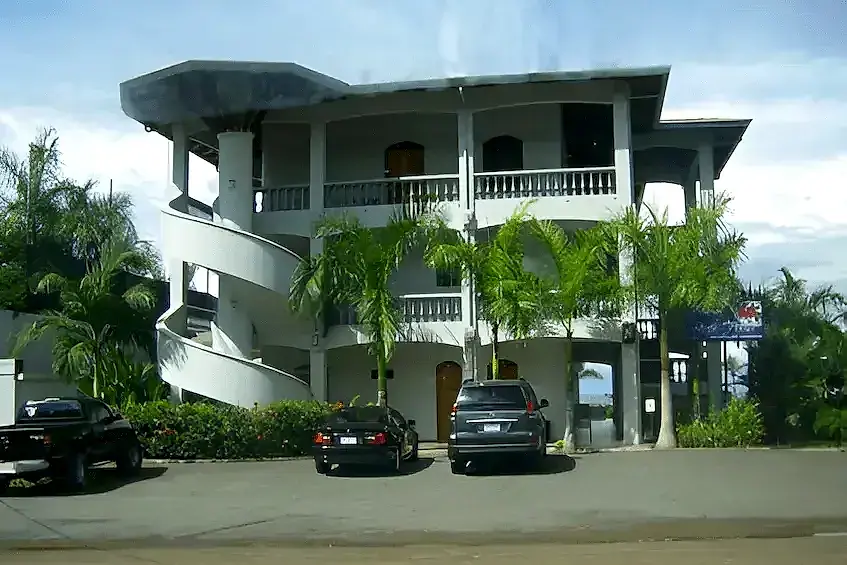 Hotel de tres pisos frente al mar, con escalera en espiral