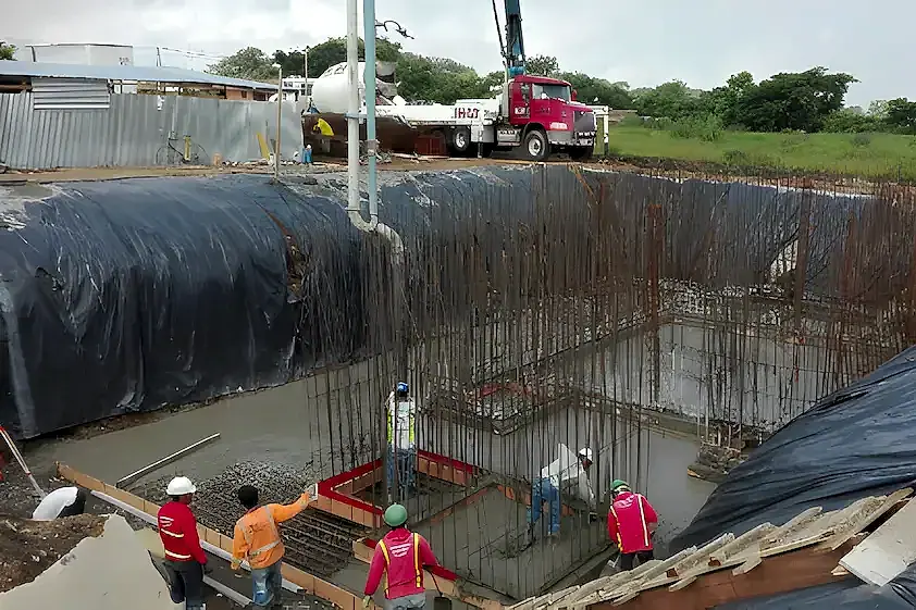 Chorrea del piso con bomba de concreto