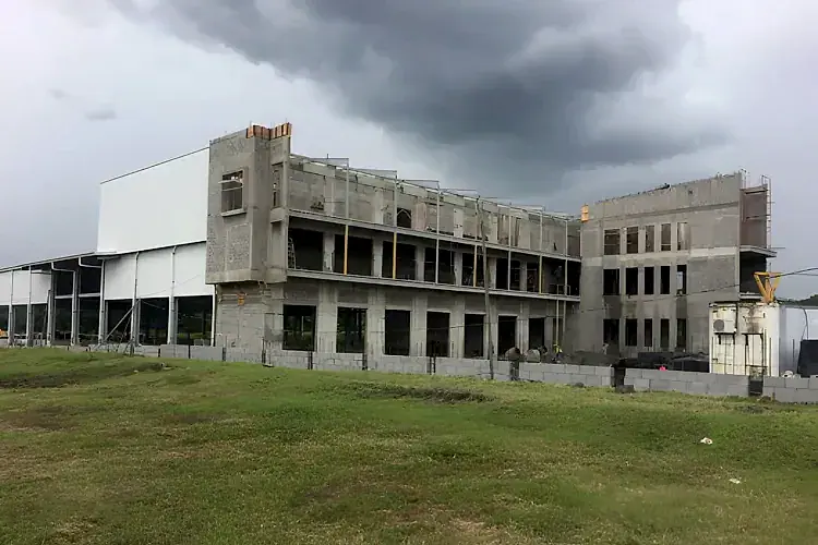 Edificio de la planta en obra gris