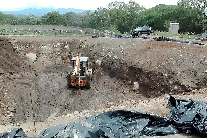 Excavación con back hoe para las fundaciones