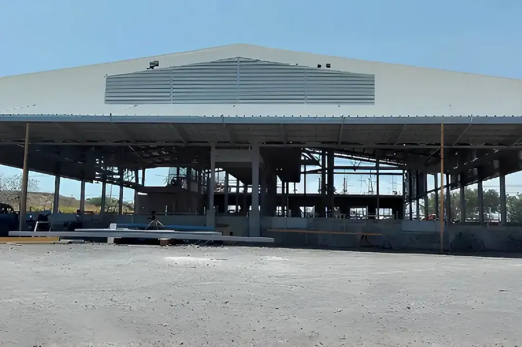 Nave industrial con estructura metálica