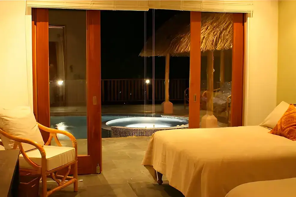 Dormitorio con salida a la piscina y el jacuzzi