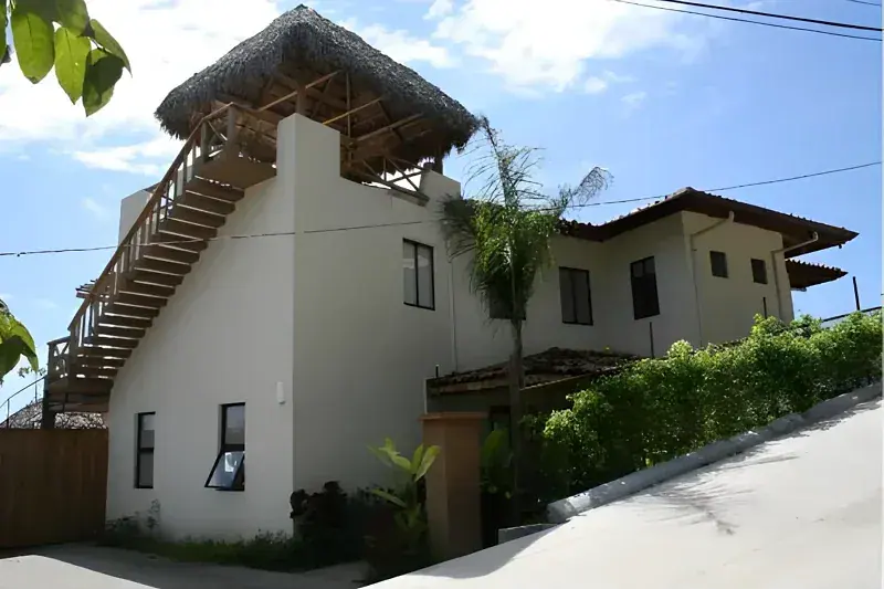 Fachada frontal con escalera exterior al rancho de la azotea
