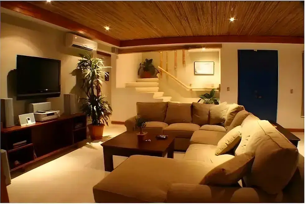 Sala con cielo de madera y escalera al segundo piso