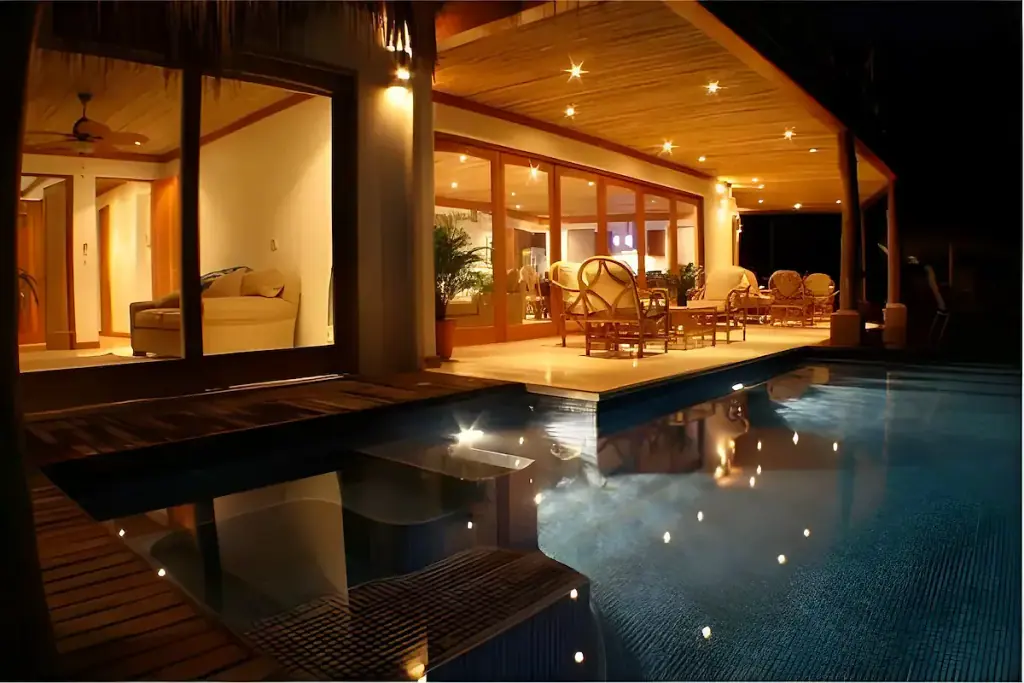 La piscina y la terraza vistas desde el rancho