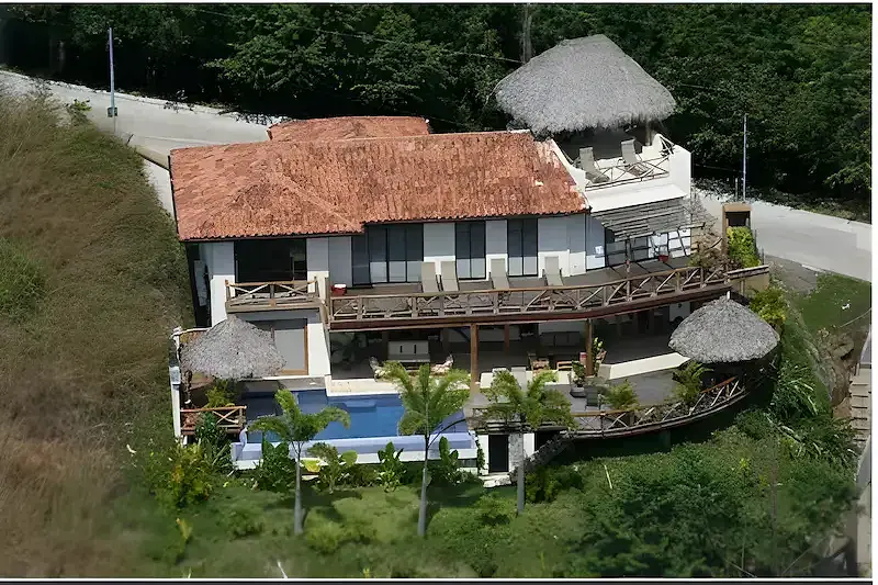 Vista aérea de la residencia, con la piscina y los ranchos