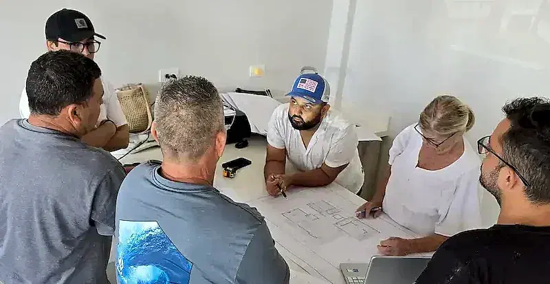 Reunión de trabajo de JFB revisando planos con clientes