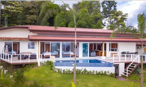 Casa moderna con piscina infinita y terraza en Costa Rica