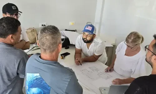 Equipo de arquitectos y constructores en reunión de planificación en Costa Rica