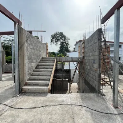 Escaleras de concreto en obra en etapa de construcción.