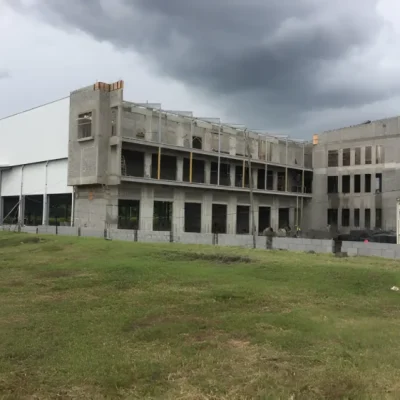 Estructura en construcción de planta de tratamiento en La Garita, Alajuela, Costa Rica